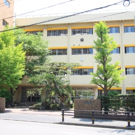 白山小学校（現地より350m、徒歩約4分）