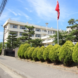鳥屋野中学校（現地より約600m、徒歩約7分）