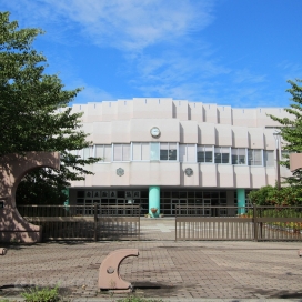 新潟附属小中学校（現地より約750m、徒歩約9分）