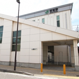 JR関屋駅（現地より約800m、徒歩約10分）