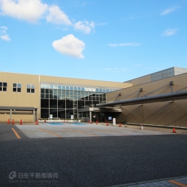 県立図書館（現地より約1,400m、車で約5分）