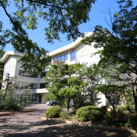 寄居中学校（現地より約160m、徒歩約2分）