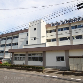 上所小学校（現地より約650m、徒歩約8分）