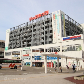 ビックカメラ（現地より約1,100m、車で約4分）