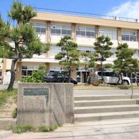 上山中学校（現地より約750m、徒歩約9分）