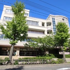 新潟小学校（現地より1,300m、徒歩約15分）