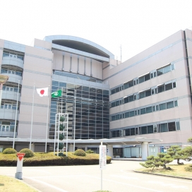 新潟市役所（現地より約750m、徒歩約9分）