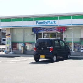 ファミリーマート（現地より約50m、徒歩約1分）