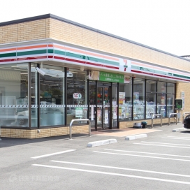 セブンイレブン（現地より約270m、徒歩約3分）