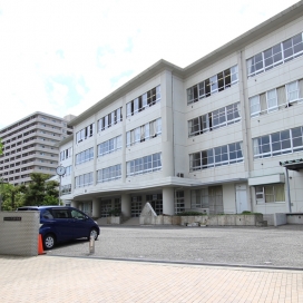 宮浦中学校（現地より約1,500m、徒歩約18分）
