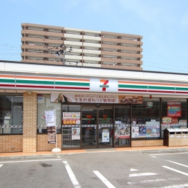 セブンイレブン（現地より約110m、徒歩約1分）