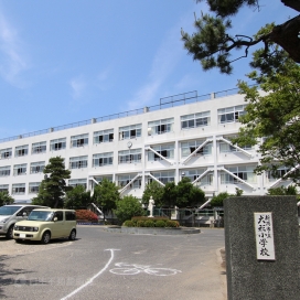 大形小学校（現地より約350m、徒歩約4分）
