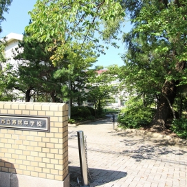 寄居中学校（現地より1,900m、徒歩約22分）