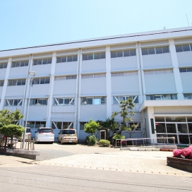 小針中学校（現地より約400m、徒歩約5分）