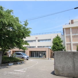 牡丹山小学校（現地より450m、徒歩約6分）