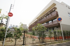 笹口小学校（現地より約100m、徒歩約2分）