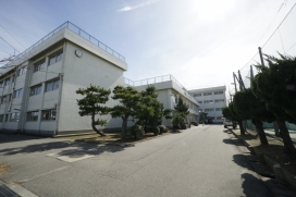 東新潟中学校（現地より約1500m、徒歩約19分）