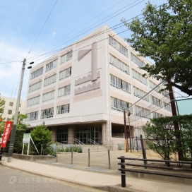 日和山小学校（現地より1,000m、徒歩約13分）