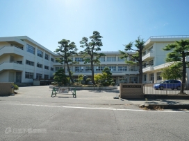 亀田西小学校（現地より約1,120m、徒歩約14分）