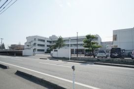 亀田西中学校（現地より約1,440m、徒歩約18分）